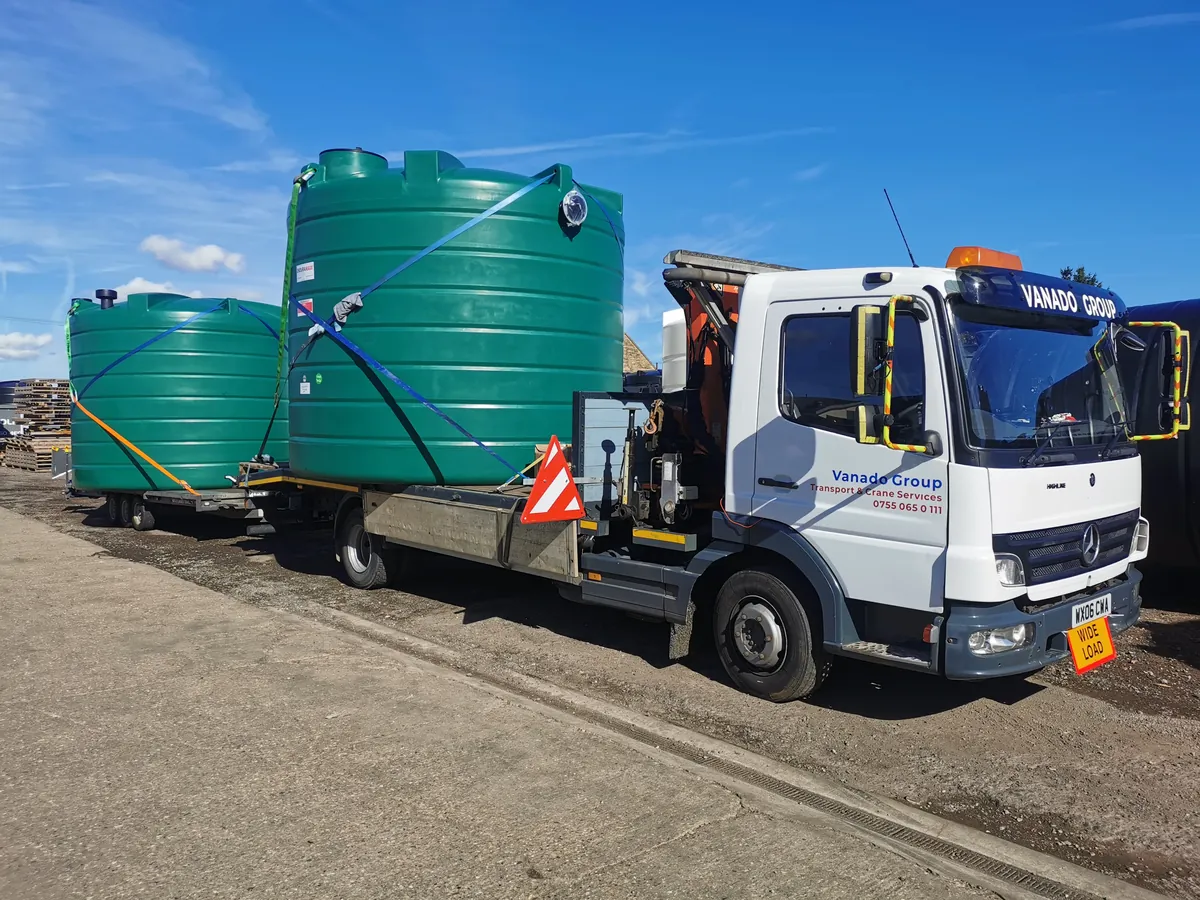 8.5T flatbed carrying large water tanks on an open platform